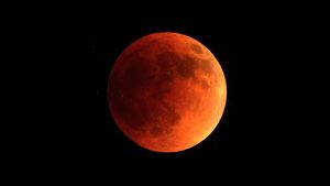 Eclipse lunar total de 2026 destacando a Lua de Sangue em tom vermelho vibrante durante o fenômeno astronômico.