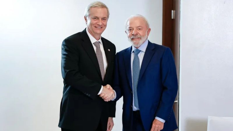 Presidente Lula e José Antonio Kast em destaque sobre o cancelamento da viagem para a posse no Chile.