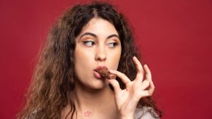 Dá para comer chocolate na Páscoa sem culpa e medo de espinhas