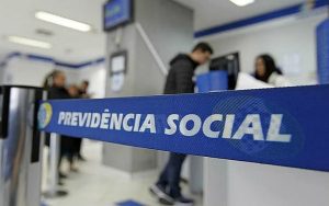 Grupo diverso de trabalhadores simbolizando a abrangência da Previdência Social e o bem-estar coletivo.