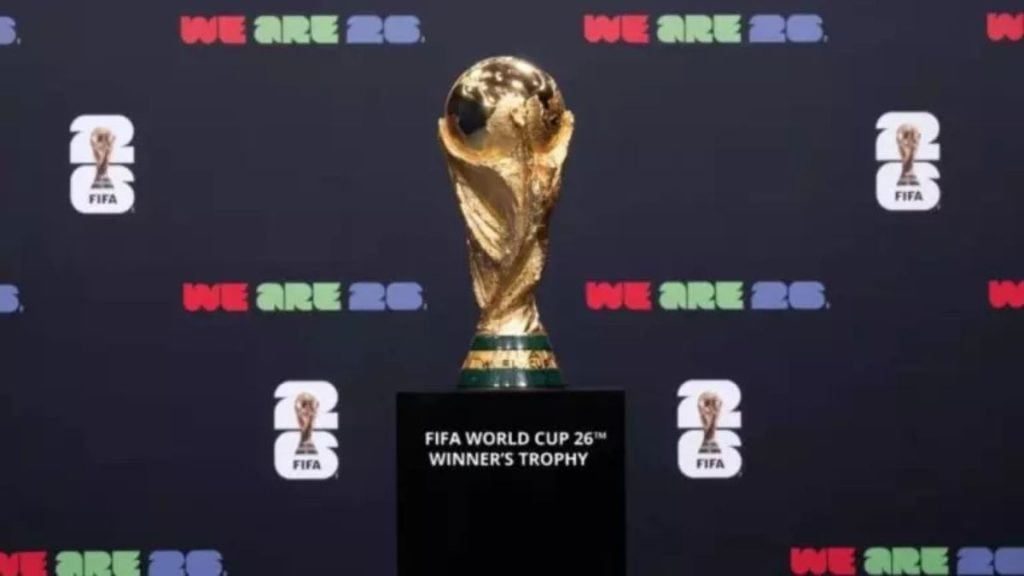 Estádio de futebol iluminado com as bandeiras dos países sedes da Copa do Mundo 2026: EUA, México e Canadá.