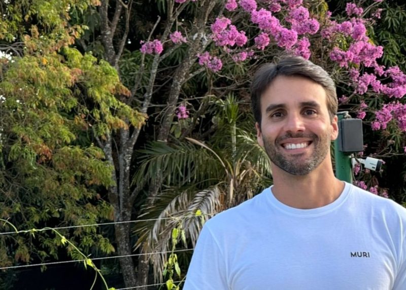 Nutricionista Daniel Cady, ex de Ivete Sangalo, em retrato profissional para artigo sobre vida pessoal.