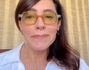 Atriz Christiane Torloni em close, centro de processo judicial por acúmulo de função e danos morais.