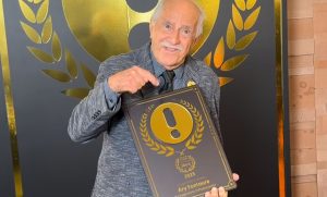 Ary Fontoura recebe troféu de melhor influenciador no Prêmio Ibest no palco do Teatro Bradesco.