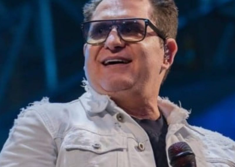 Cantor Marrone da dupla Bruno e Marrone em destaque sobre notícia de nova cirurgia e pausa nos shows.