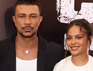 Xamã e Bella Campos sorridentes na pré-estreia do filme Cinco tipos de Medo em clima de romance.