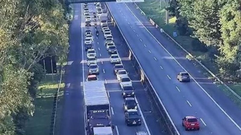 Fluxo intenso de veículos no Sistema Anchieta-Imigrantes causando lentidão no acesso ao litoral paulista.