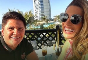 César Filho e Elaine Mickely celebram a notícia de que serão avós de dois netos, filhos de Luma e Luigi César.