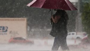 Céu nublado sobre São Paulo sob influência de massa de ar frio e alerta de chuvas intensas no estado.