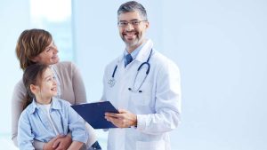 Médico em atendimento clínico simbolizando a importância do seguro saúde no Dia da Saúde preventivo.