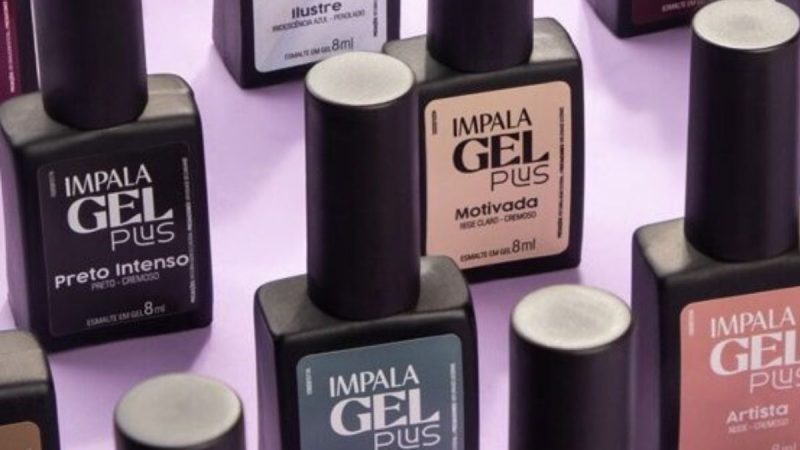 Aplicação de esmalte em gel em unhas sob luz UV, destacando acabamento e conformidade com normas da Anvisa.
