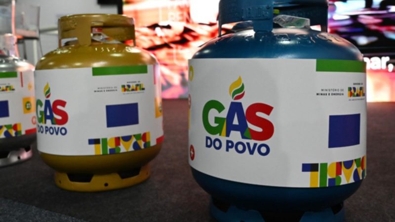 Botijão de gás de 13kg do programa Gás do Povo para famílias de baixa renda beneficiárias do CadÚnico.