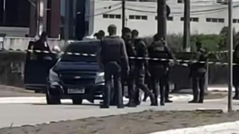 Viatura da Rota em operação policial após confronto com foragido que portava certidão de óbito falsa.