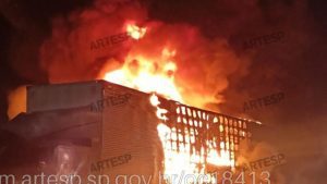 Colisão entre carretas causa incêndio e bloqueio na Dom Pedro I, em Campinas