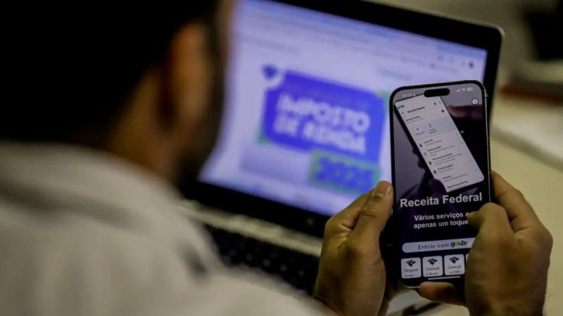 Notebook exibindo programa da declaração do Imposto de Renda 2026 para envio à Receita Federal.