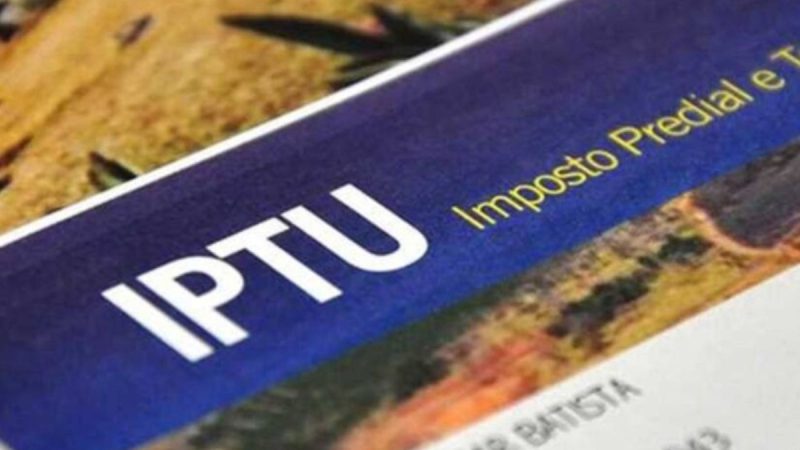 Contribuinte acessando guia de pagamento do IPTU na região de Piracicaba via smartphone em 2026.