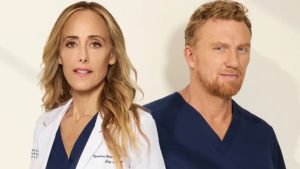 Kim Raver e Kevin McKidd como Teddy Altman e Owen Hunt em cena da série Grey's Anatomy na 22ª temporada.