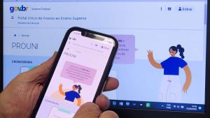 Estudante acessando computador para conferir resultado da lista de espera do Prouni 2026 no portal do MEC.