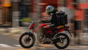 Motorista profissional segurando habilitação, representando o programa de CNH grátis em São Paulo.