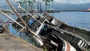 Navio oceanográfico Prof. W. Besnard adernado no Porto de Santos antes do processo de reflutuação.
