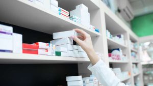 Prateleiras de farmácia com remédios ilustrando o reajuste de preços de medicamentos da Cmed.