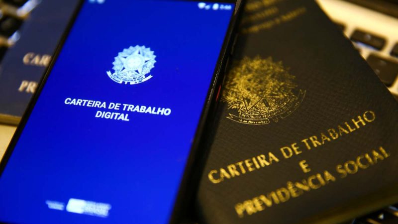 Trabalhadores brasileiros e registro na previdência social atingindo recorde de 66,8% da população ocupada.