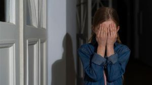 Adolescente pensativo representando a crise de saúde mental juvenil revelada pela pesquisa PeNSE 2024 do IBGE.