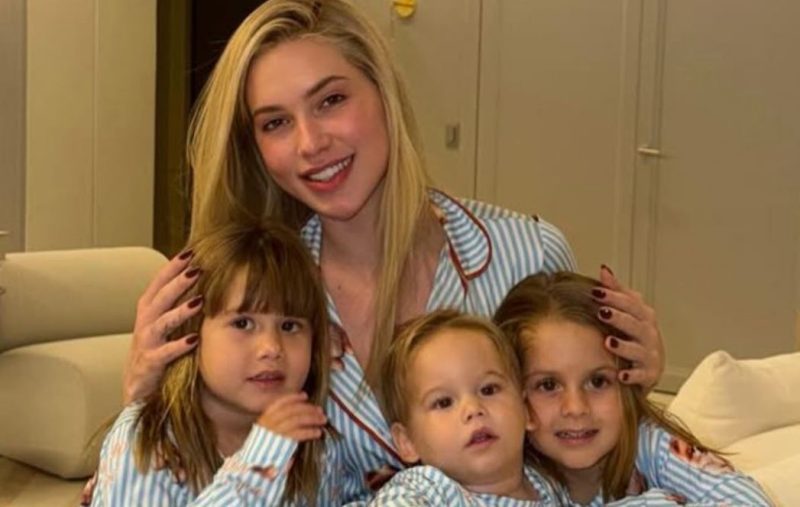 Virginia Fonseca com os filhos Maria Alice, Maria Flor e José Leonardo em momento de lazer familiar.