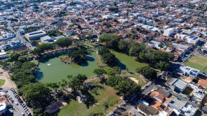 Vista aérea de Artur Nogueira em seu aniversário de 77 anos, destacando o desenvolvimento urbano e acolhimento.