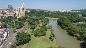 Sede da Prefeitura de Piracicaba ilustrando recurso judicial contra suspensão do aumento do IPTU e tributos municipais.