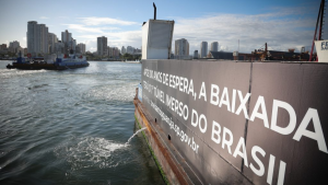 Projeção do túnel imerso Santos-Guarujá destacando a infraestrutura da PPP e investimento do Governo de São Paulo.