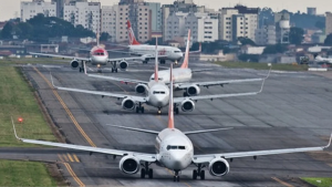 Painel de controle de tráfego aéreo em aeroporto de São Paulo durante falha no sistema de voos.