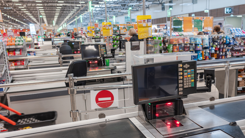 Candidatos participando de processo seletivo para vagas de emprego em Campinas em nova loja de supermercado.