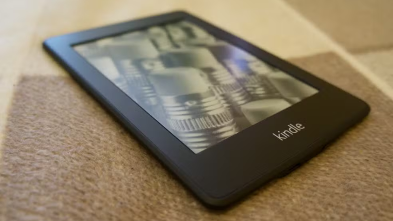 Dispositivo Kindle antigo da Amazon lançado até 2012 que deixará de baixar livros e acessar a loja virtual.