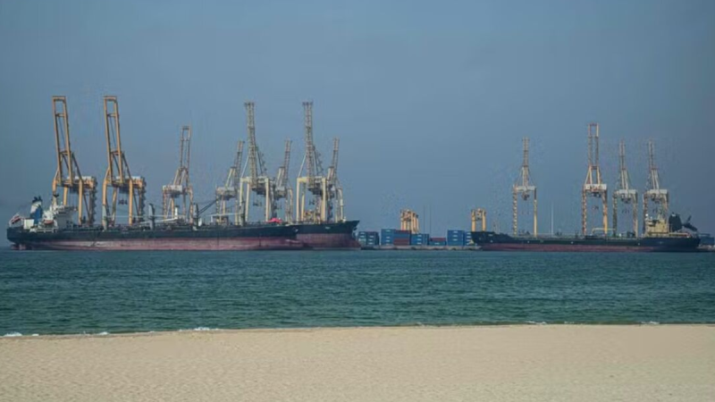Reunião diplomática no Reino Unido sobre segurança marítima no Estreito de Ormuz e conflitos no Oriente Médio.