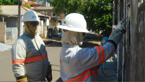 Técnico da Energisa Sul-Sudeste realiza inspeção em rede elétrica para combater desvio de energia em Bragança Paulista.