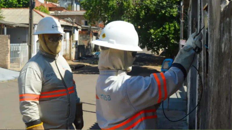 Técnico da Energisa Sul-Sudeste realiza inspeção em rede elétrica para combater desvio de energia em Bragança Paulista.