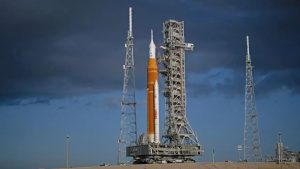 Foguete SLS da missão Artemis II da NASA posicionado para lançamento no Centro Espacial Kennedy na Flórida.