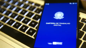 Profissionais em ambiente corporativo representando as 2,1 mil vagas de emprego abertas na região de Campinas.