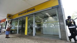 Pessoa acessando aplicativo para renegociação de dívidas Banco do Brasil em smartphone com foco em prazos estendidos.