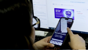 Contribuinte analisando dados da declaração pré-preenchida do Imposto de Renda 2026 em tela de computador.