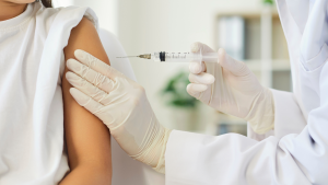Profissional de saúde em Campinas aplicando vacina contra gripe para prevenir casos graves e óbitos por influenza.