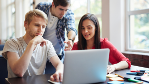 Estudante realizando inscrição online para o vestibulinho Etec 2026 em Campinas e cursos técnicos gratuitos.
