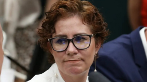 Carla Zambelli em destaque sobre decisão da Justiça da Itália autorizando extradição por porte ilegal de arma de fogo.