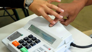 Cidadão segurando a nova Carteira de Identidade Nacional CIN para atualização de cadastro biométrico obrigatório.