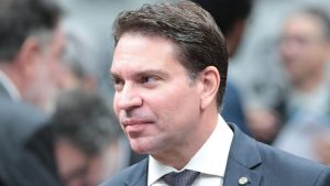 Ex-deputado Alexandre Ramagem detido por autoridades de imigração dos EUA em foto oficial da Flórida.