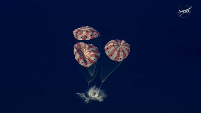Cápsula Orion da Missão Artemis II em destaque durante o processo de retorno à Terra após missão espacial.