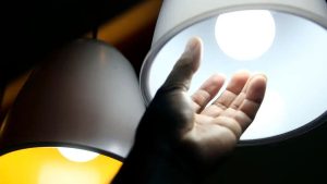 Bandeira tarifária amarela em destaque sinalizando aumento na conta de luz e cobrança extra de energia.