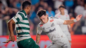 Jogadores de Santos e Coritiba em disputa de bola na Vila Belmiro pela quinta fase da Copa do Brasil.