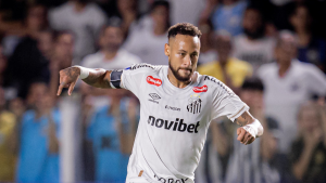 Neymar vestindo camisa do Santos em campo na Vila Belmiro para partida contra o Coritiba.